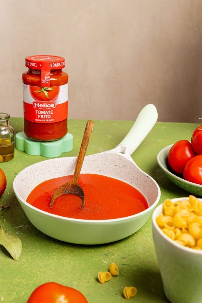 Fotografía de producto de tomate frito para helios. Capturando la esencia fotógrafa comercial.