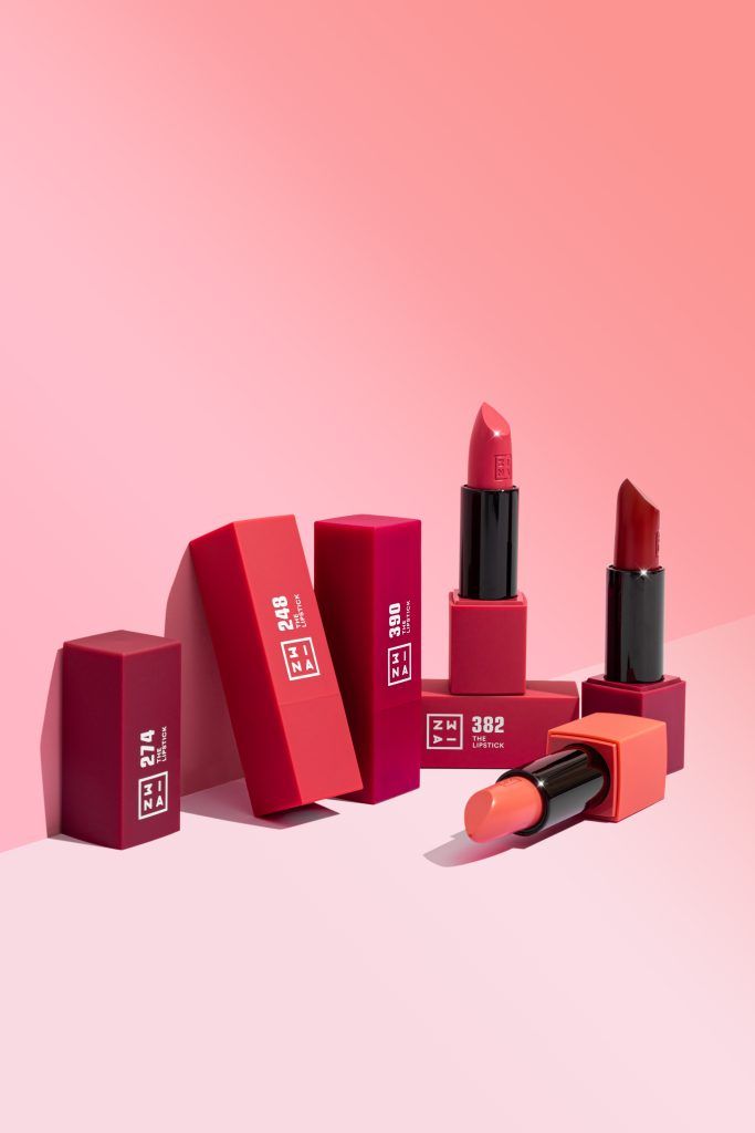 fotografía de producto comercial de barras de labios para la marca de maquillaje Mina. Capturando la Esencia fotógrafa creativa para publicidad y contenido de redes sociales