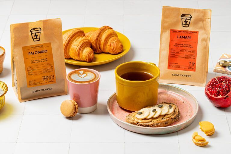 fotografía comercial de desayuno con marca syra coffee