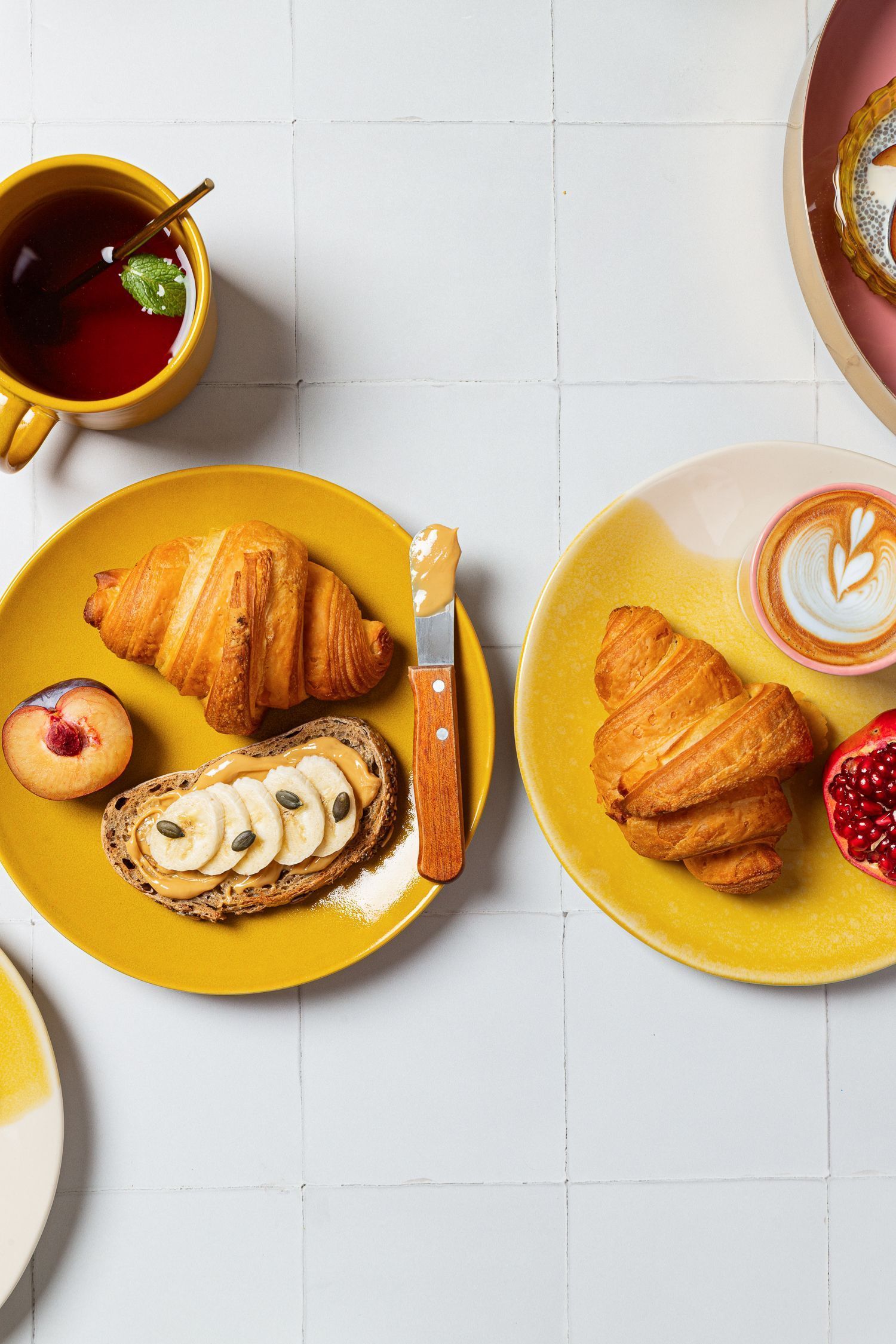 fotografía de elementos de desayuno como croissants, tostadas y café