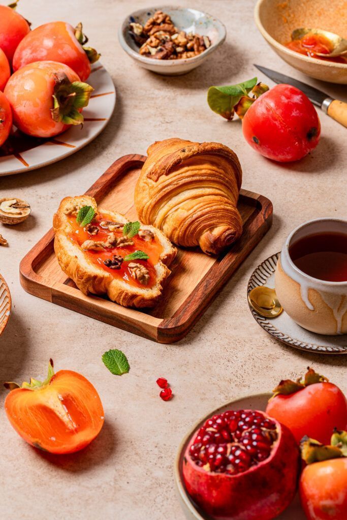 foto gastronómica de productos de temporada otoñal como caquis y nueces