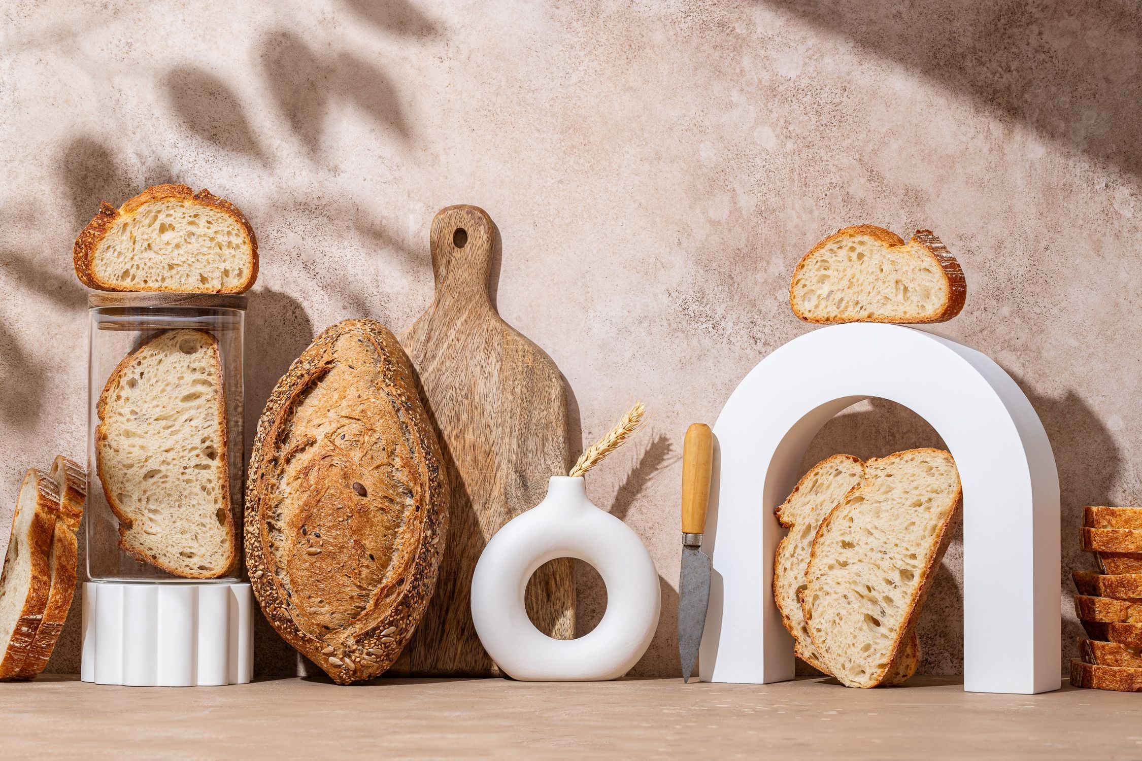 bodegon gastronómico de panes con figuras geométricas