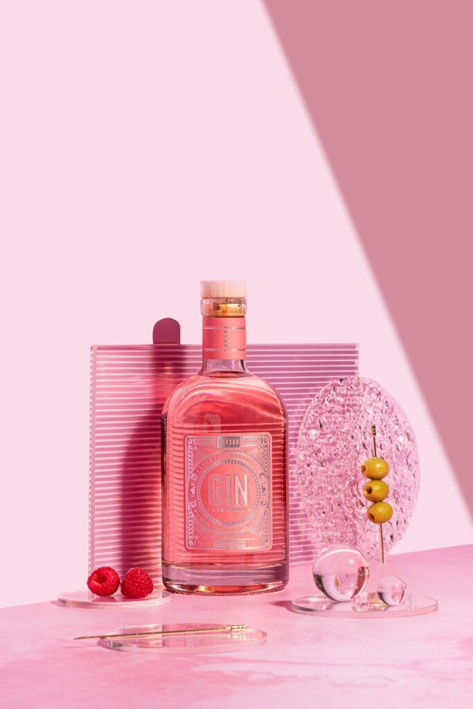 Fotografía comercial de bebidas de ginebra rosa