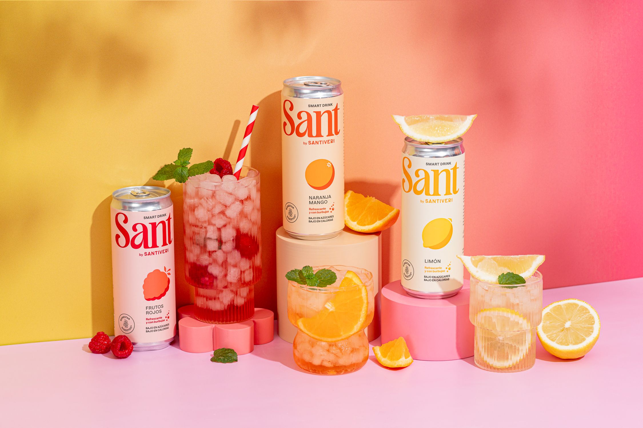 fotografia comercial de bebidas carbonatas de la marca santiveri de sabor naranja, frutos rosjos y limon